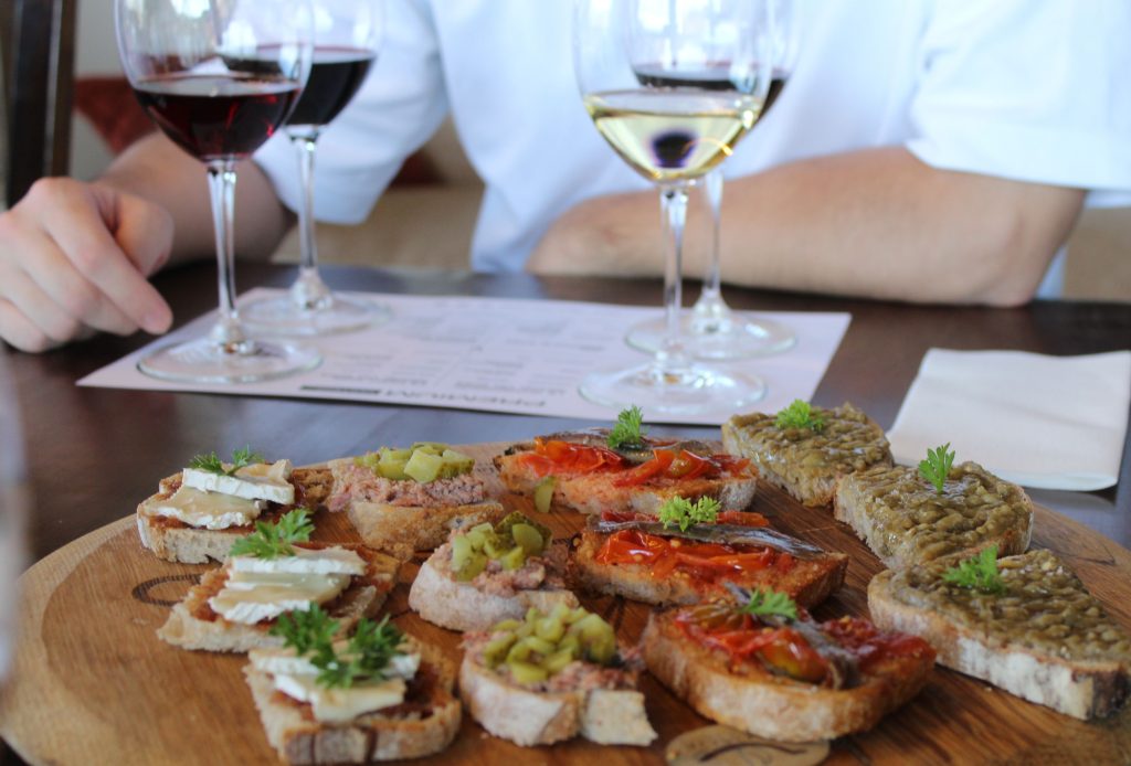 チリワインの主要産地、カサブランカ・ヴァレーのワイナリーでの試飲の様子。