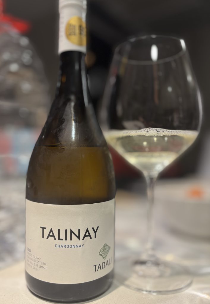 チリのワイナリーTabaliのTalinayのシャルドネのボトルの写真