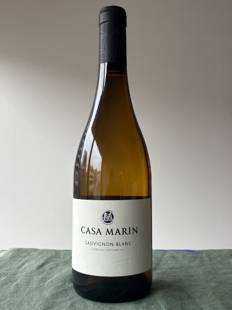 チリのワイナリーCasa MarínのCypreses Vineyardのソーヴィニヨン・ブランのボトルの写真